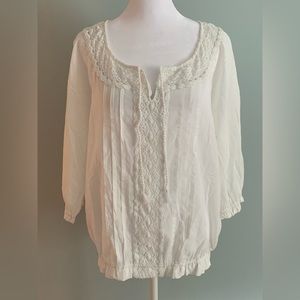 Blouse w/crochet appliqué collar and front detail